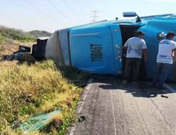 Tráiler vuelca en km 58 de Sabancuy-Isla Aguada